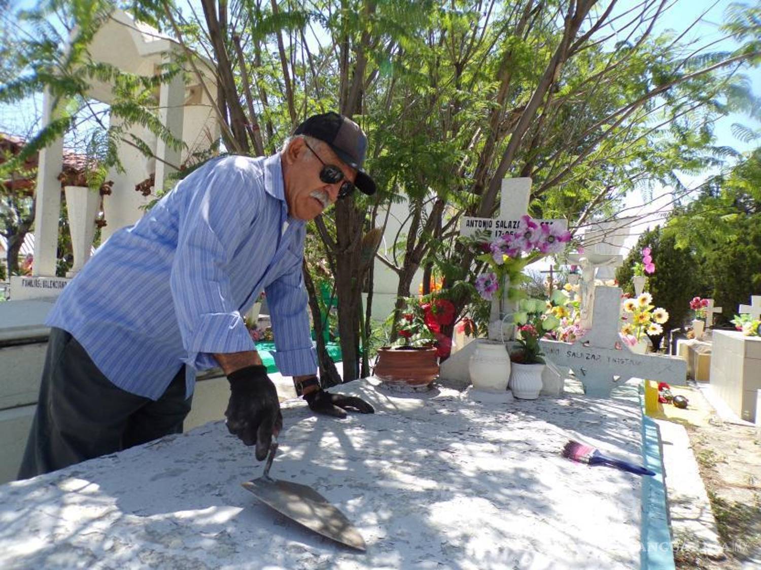 $!En la víspera del Día del Padre, don Rafael vino para darle una limpiadita a la tumba de su papá.