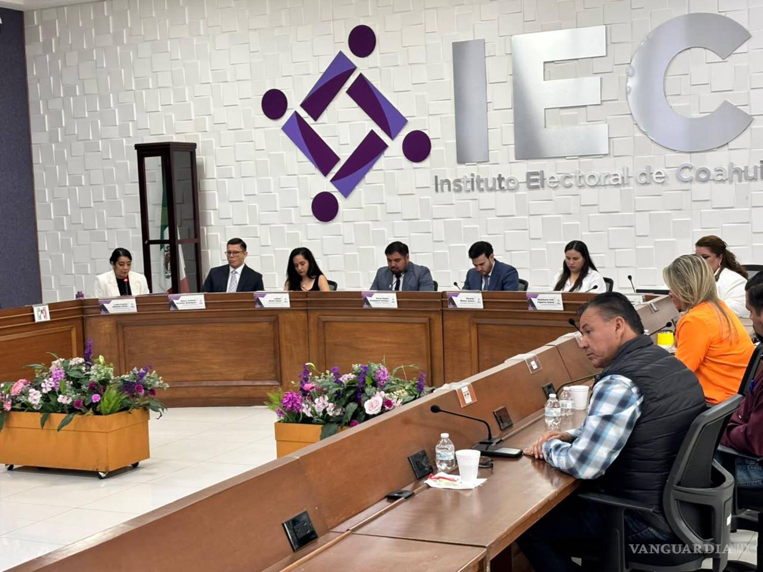 $!El Instituto Electoral de Coahuila dio inicio formal a la jornada electoral de este 7 de junio con una ceremonia cívica y la instalación de la sesión permanente del Consejo General.