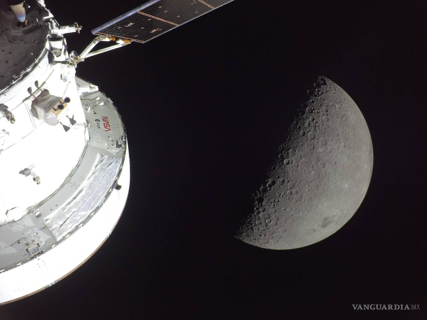 $!La Luna en fase de creciente junto a la nave espacial Orion. Los astronautas de la misión Artemis II de la NASA salieron de la influencia de la Luna y se dirigen hacia la Tierra.