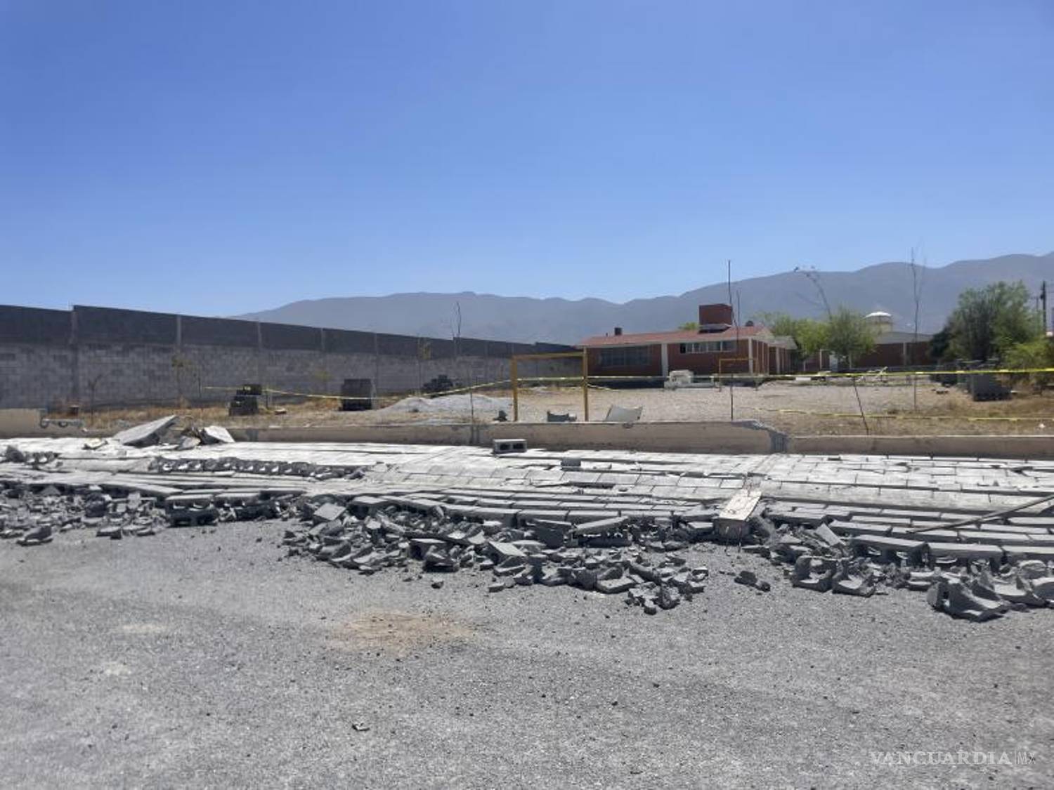 $!Los escombros del derrumbe evidencian la fragilidad de la infraestructura escolar, mientras autoridades evalúan las causas y medidas de reparación.