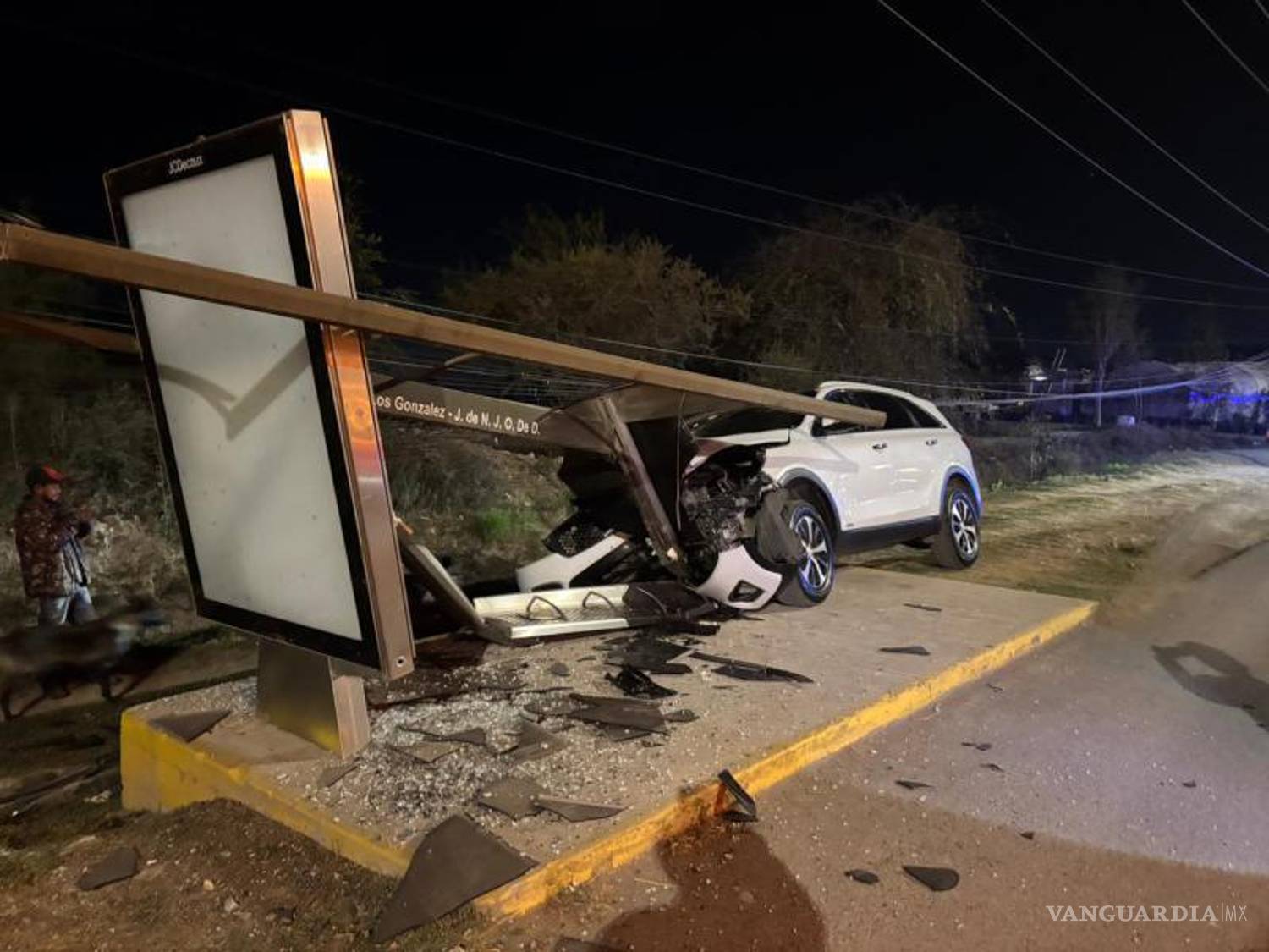 $!La estructura del parabús fue derribada por completo tras el impacto de una camioneta durante la madrugada.