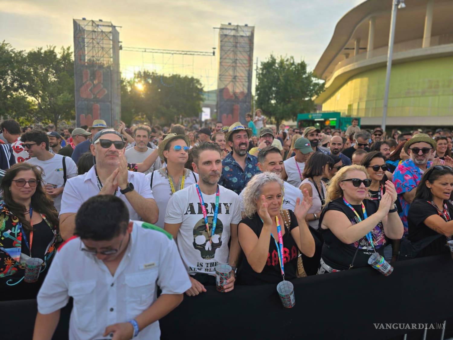 $!Entre palmas y risas y furor, el público español descubrió que la lucha libre mexicana no solo se mira y que es inevitable no dejarse llevar por la vibra que se comparte desde el ring.
