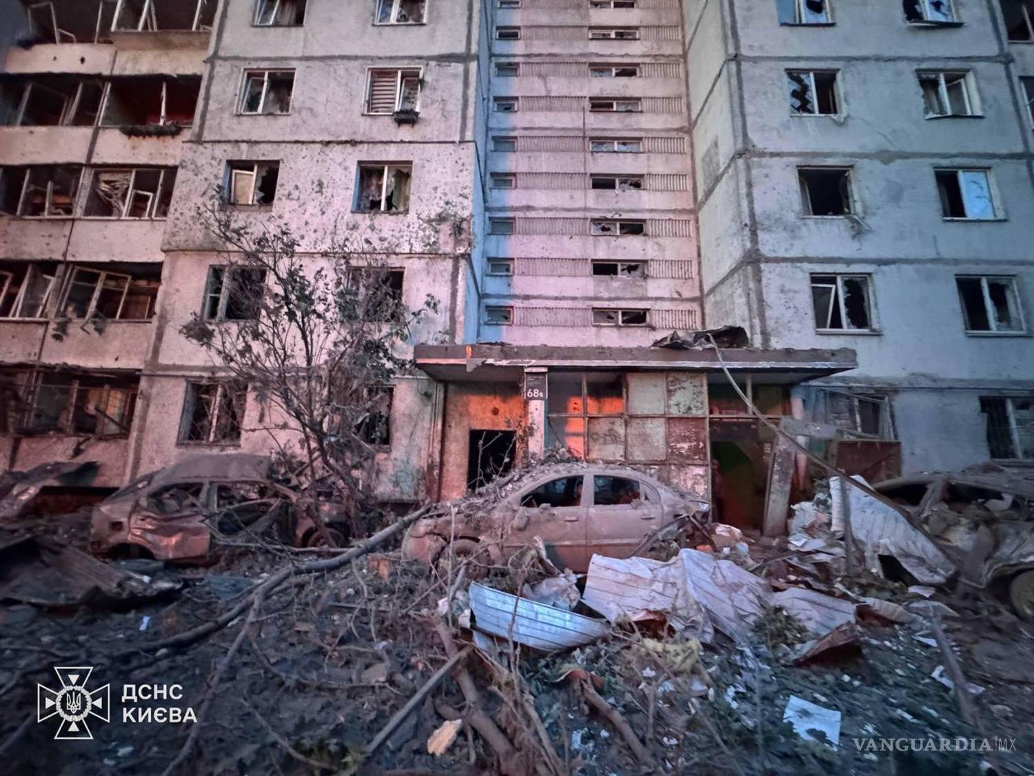$!Edificio de viviendas en Kyiv, visiblemente dañado y con vehículos calcinados en la zona circundante, tras la ola de ataques rusos con misiles y drones que golpeó la capital y otras ciudades ucranianas en la madrugada del martes.