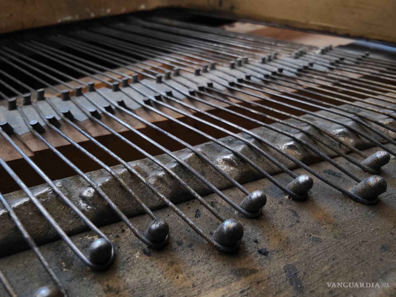 $!Polvo, oxidación y envejecimiento son visibles entre las cuerdas y componentes metálicos del piano.