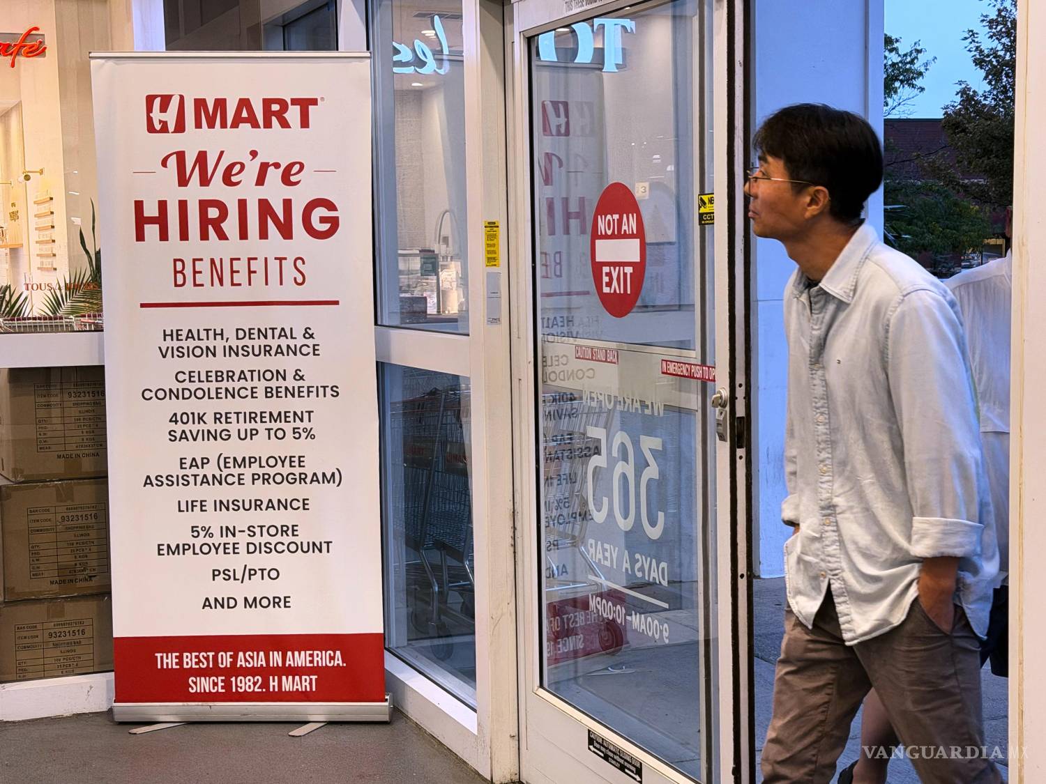 $!Un comercio busca empleados en Schaumburg, Illinois, el 16 de septiembre del 2026.