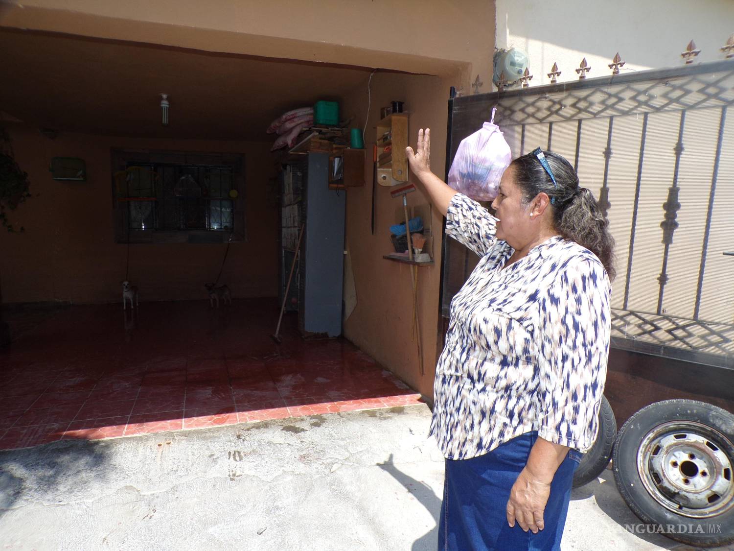 $!Doña Rosario muestra las puertas de madera hinchadas por la constante entrada de agua a su vivienda.