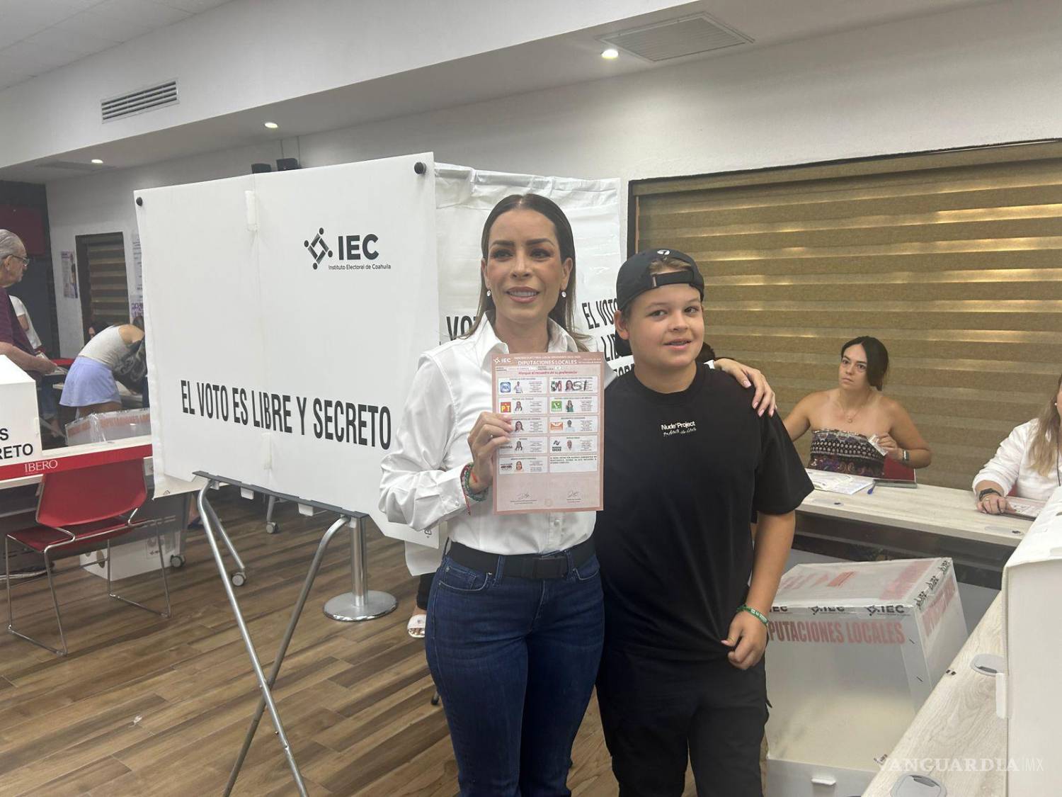$!En la sección 1172, donde vota Verónica Martínez, solo una de las cinco casillas comenzó a operar cerca de las 8:47 de la mañana.