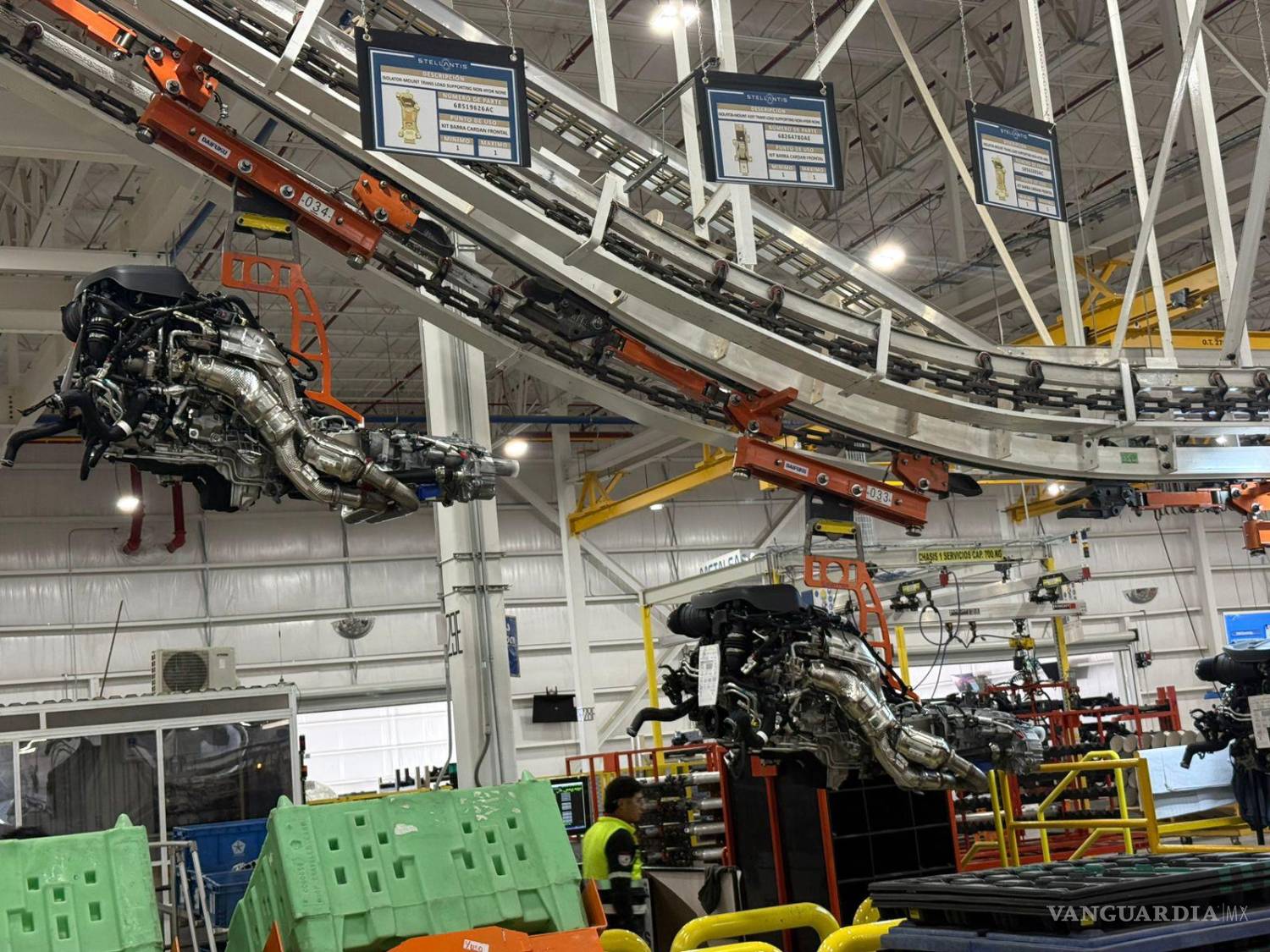 $!Esta planta utiliza decenas de robots que automotizan los procesos de ensamble.