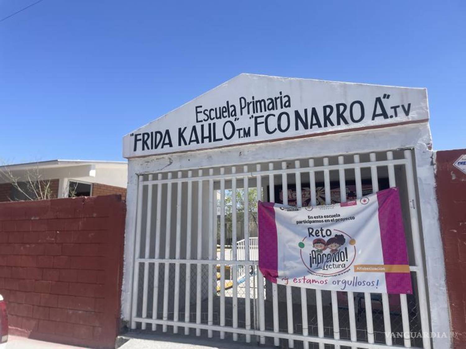 $!Madres de familia señalan que las bardas perimetrales de la escuela presentan daños previos, exigiendo acciones inmediatas para garantizar la seguridad de los alumnos.