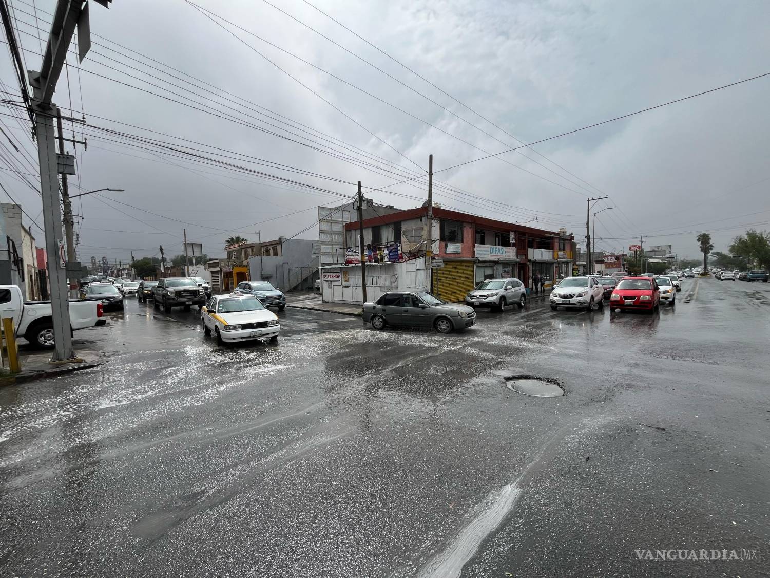 $!La falta de señalización en los principales cruces viales, como Coss y J. Mery, provocó tráfico lento y embotellamientos en distintos puntos de la ciudad.