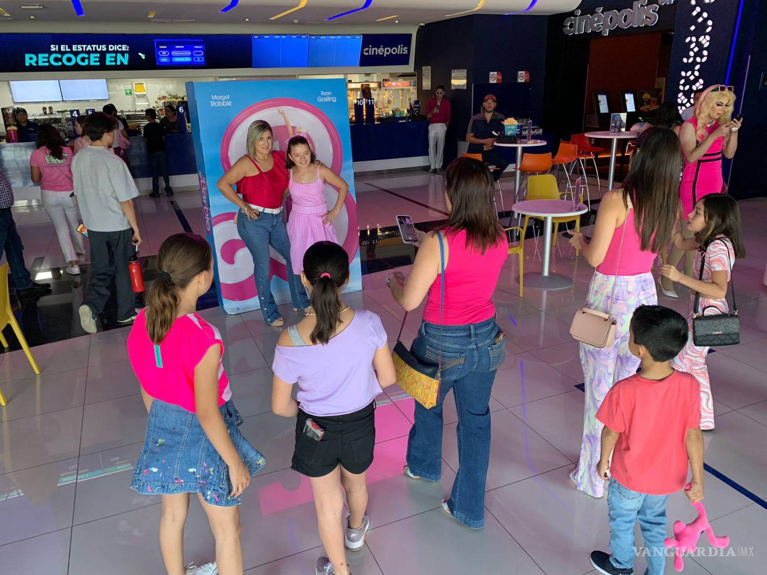 $!Desde vestidos rosas hasta lentes y bolsas.