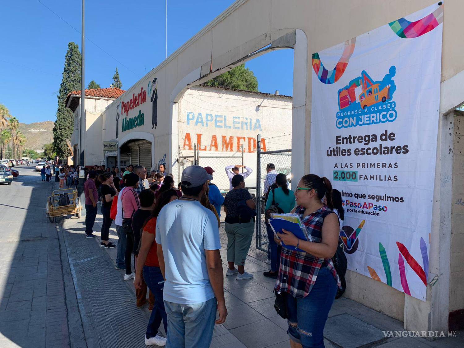$!Cientos de familias acuden desde temprano a recibir apoyo en útiles y descuentos para el regreso a clases.
