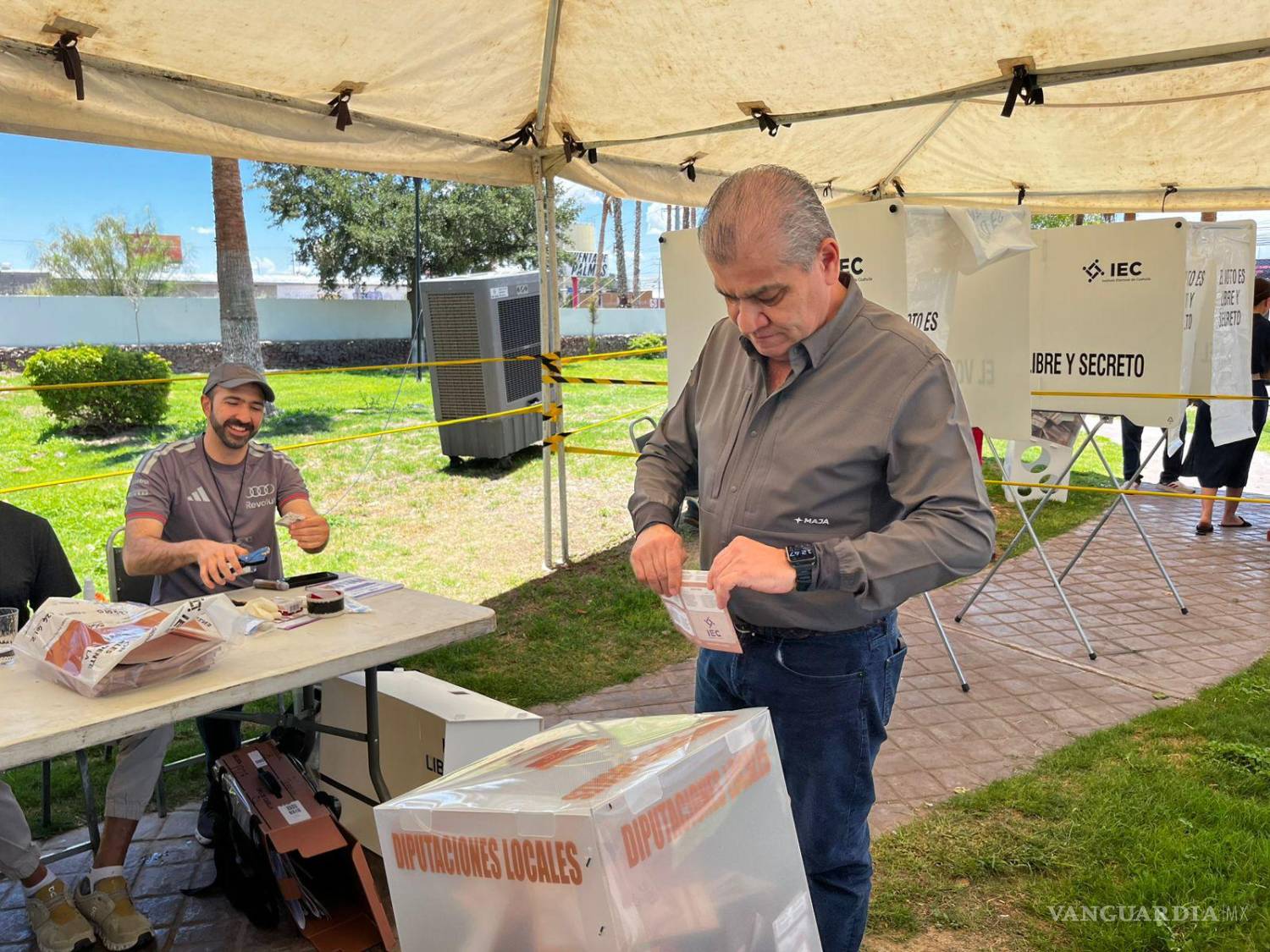 $!El senador Miguel Ángel Riquelme Solís emitió su voto en Torreón y llamó a la ciudadanía a participar en la jornada electoral, al señalar que el principal desafío es combatir el abstencionismo.