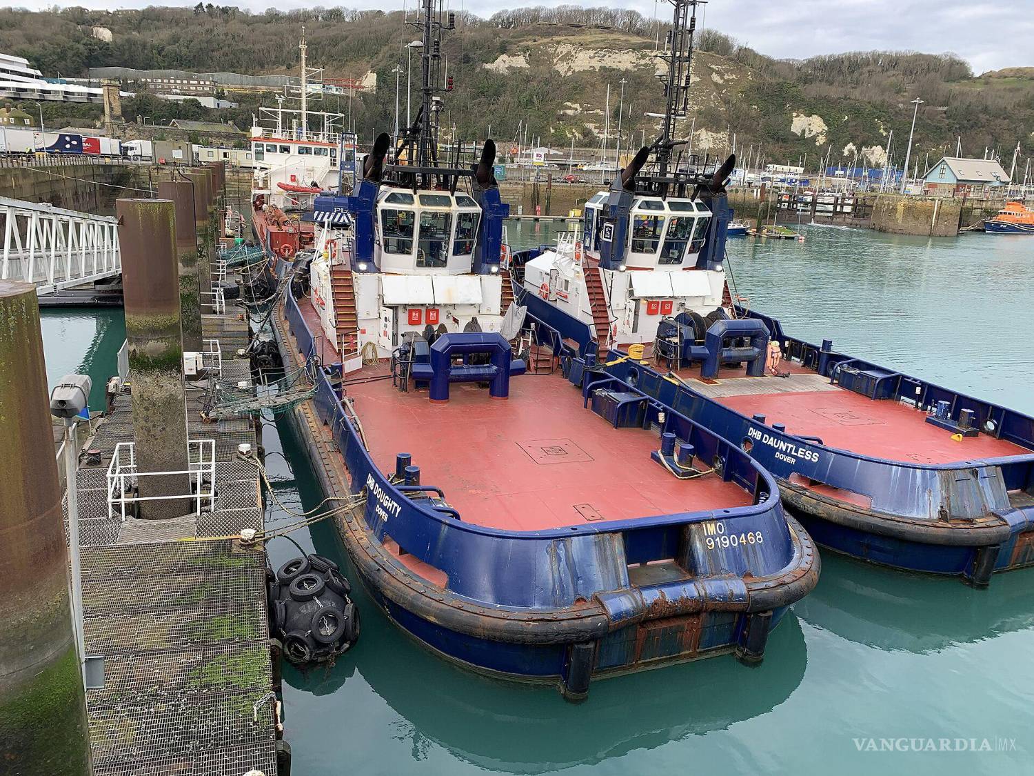 $!Embarcaciones utilizadas por migrantes para cruzar el Canal de la Mancha quedan abandonadas en las costas francesas.