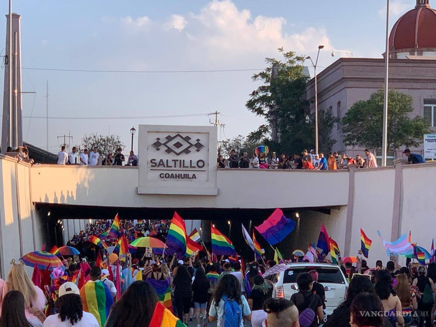 $!La bandera arcoíris se compone de seis colores: rojo (vida), naranja (sanación), amarillo (luz del sol), verde (naturaleza), azul (armonía) y morado (espíritu).