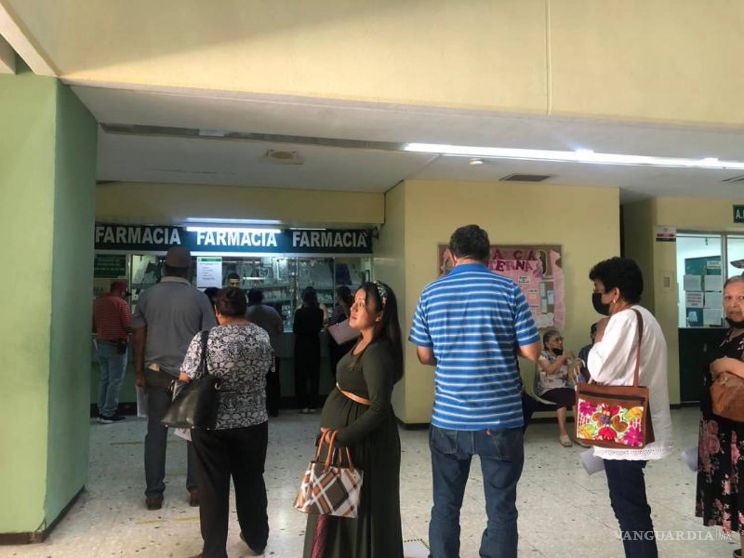 $!Largas filas de personas que esperan se surtan sus recetas se pueden ver en la clínica 73.