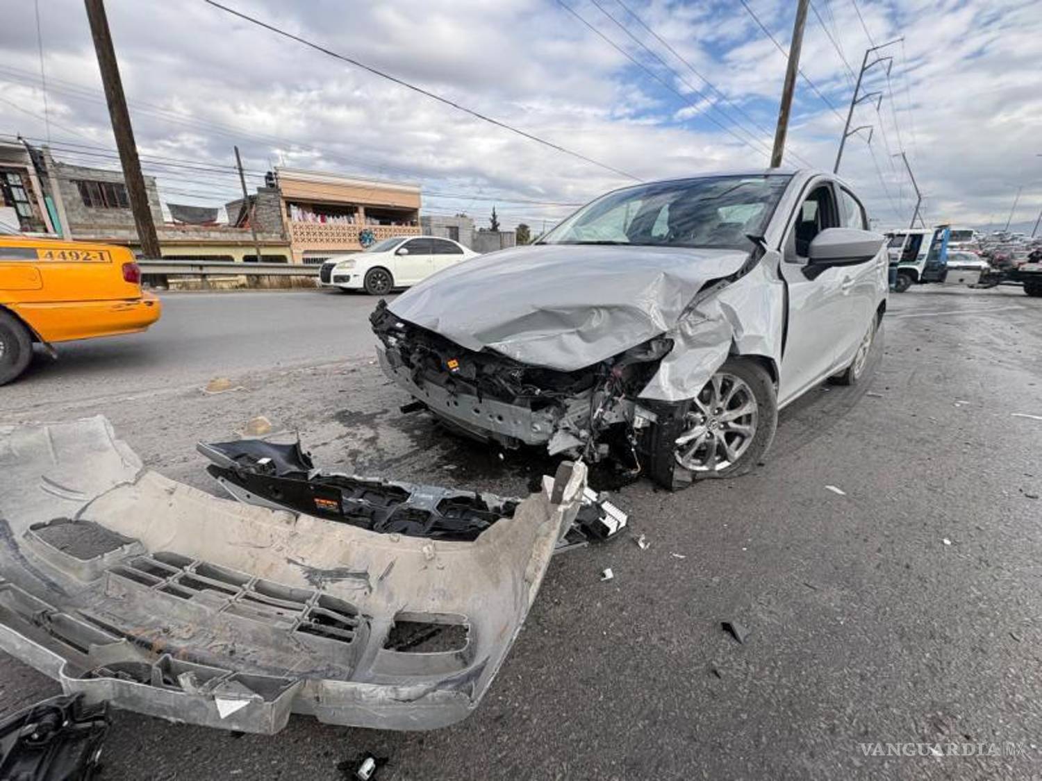 $!Una ballena de concreto fue desplazada tras un choque en el periférico Luis Echeverría Álvarez, generando daños a un segundo vehículo.
