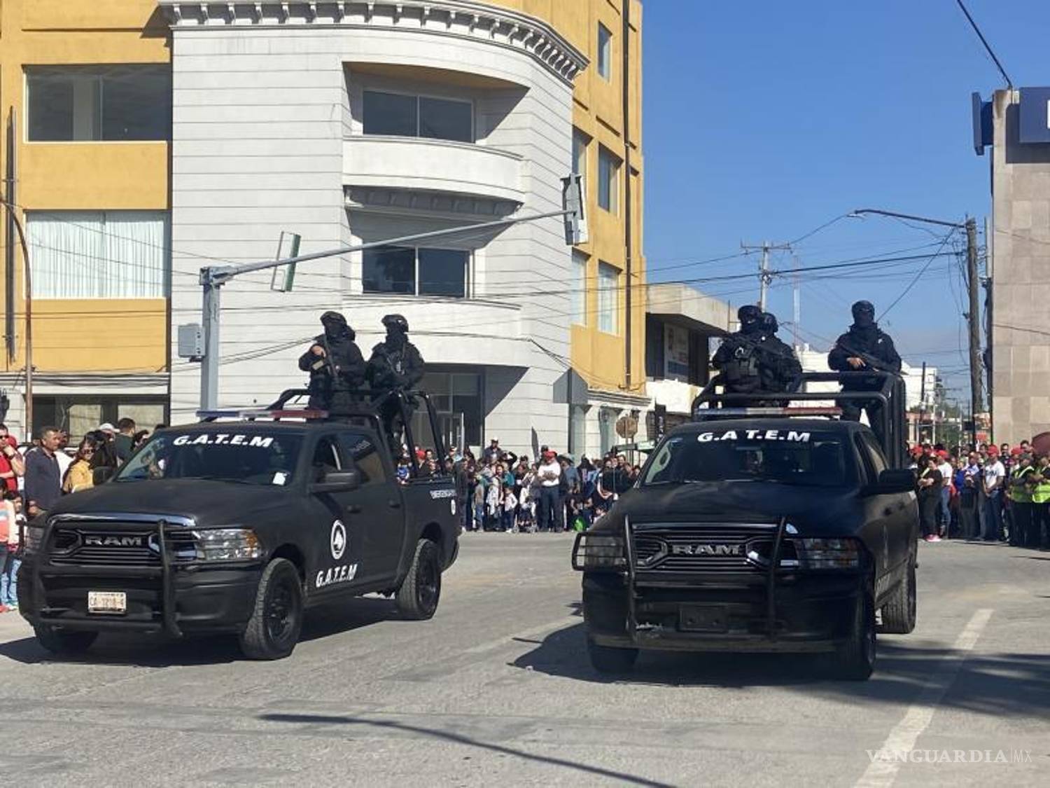 $!Cientos de estudiantes, escoltas, bandas de guerra y ballets folklóricos dan vida al desfile.