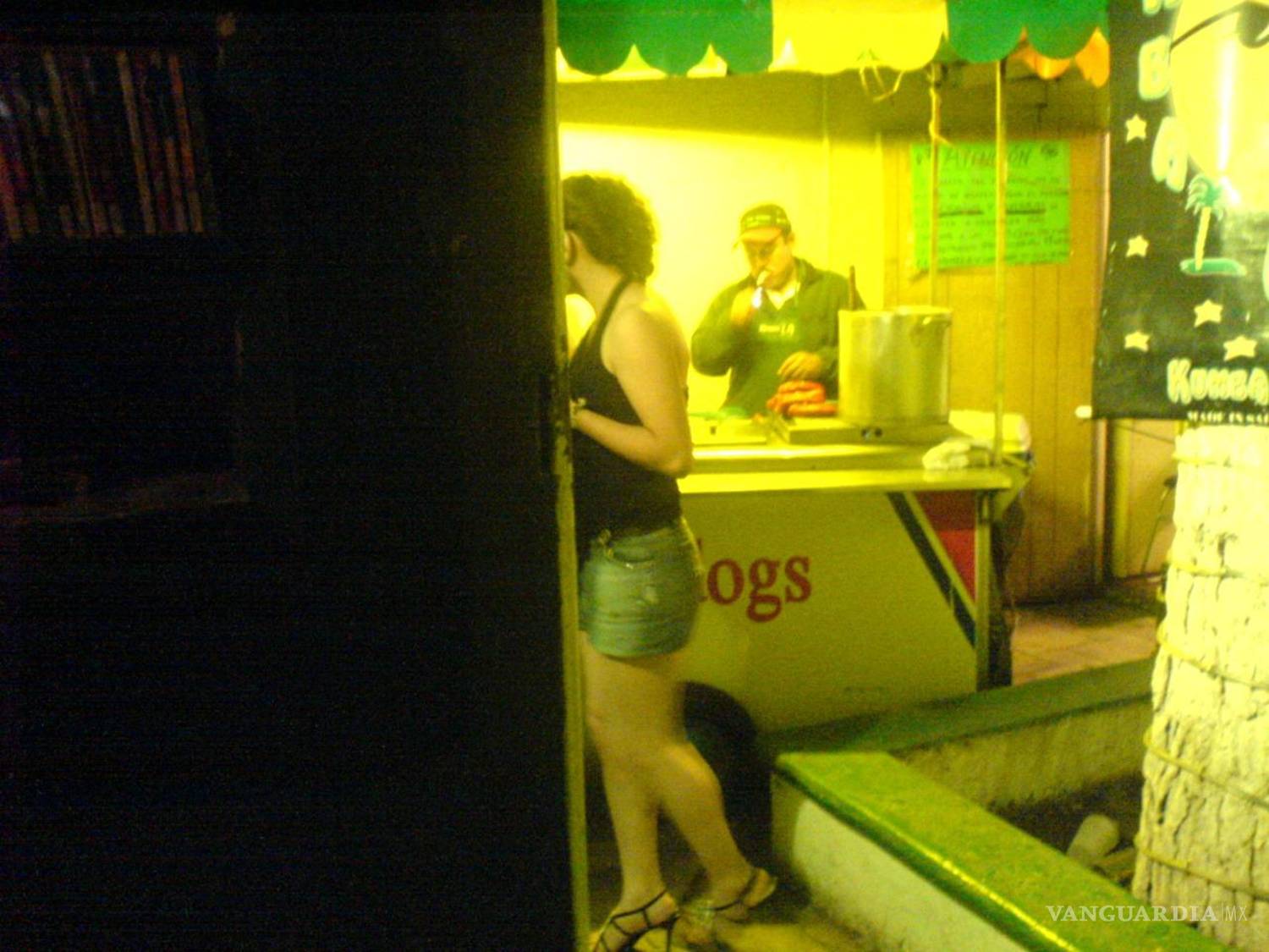 $!Los domingos eran tardeadas sin alcohol, con hot dogs gratis, futbolito para los chavillos y una versión soft del frenesí. El Kumbala sabía mutar según el día.