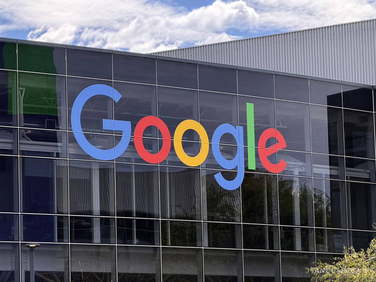 $!La fachada de Google en el Googleplex, en California el 24 de septiembre de 2025,