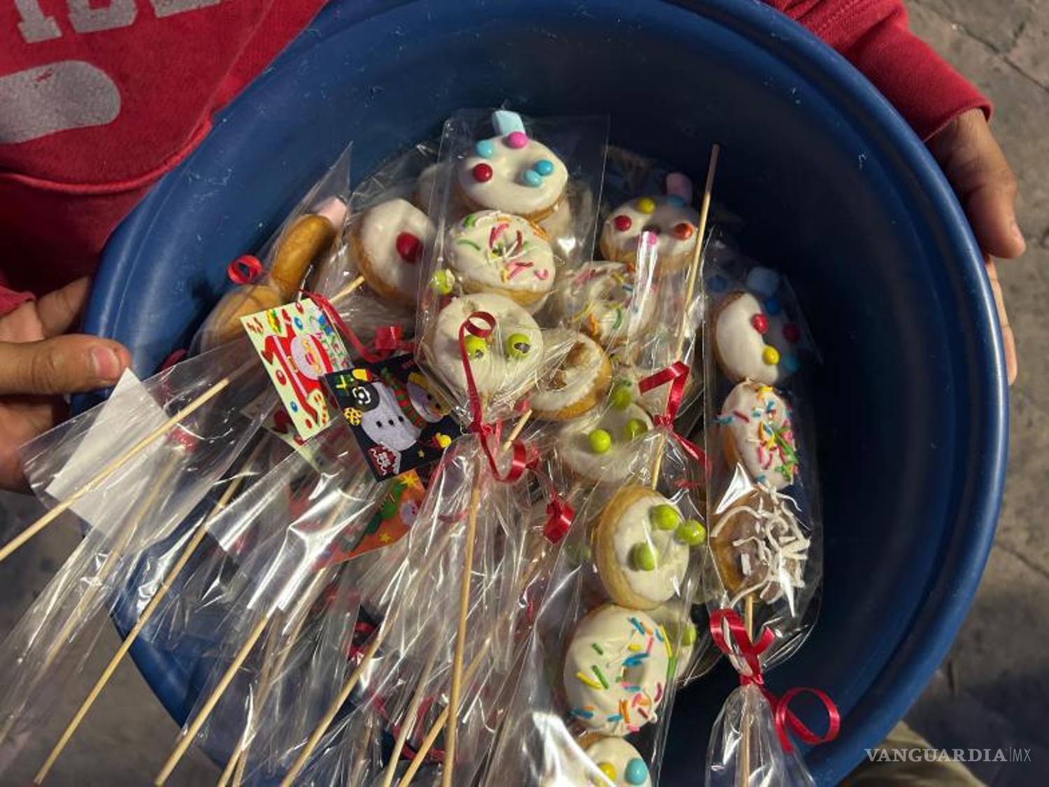 $!Arturo, mientras vende sus donas, dice que ver a su papá trabajando en la obra le inspira a no dejar los estudios y algún día dedicarse a ser arquitecto o ingeniero.