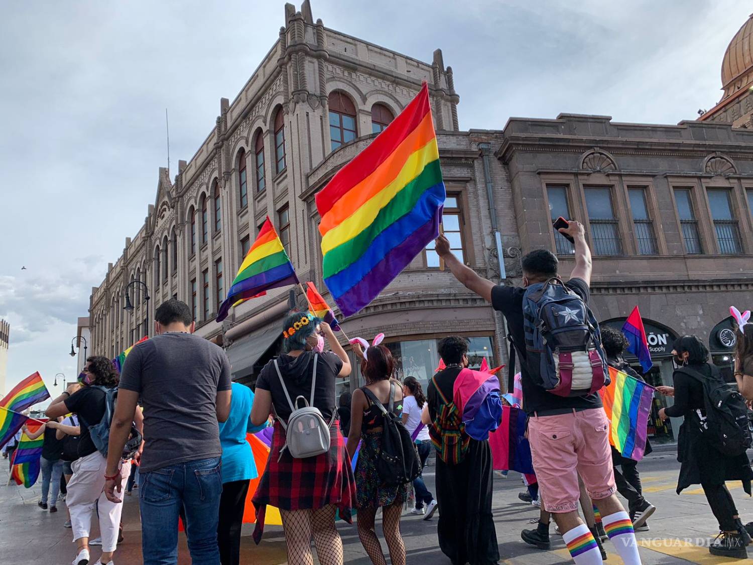 $!Los colores del arcoíris vuelven a pintar a Saltillo con marcha LGBT