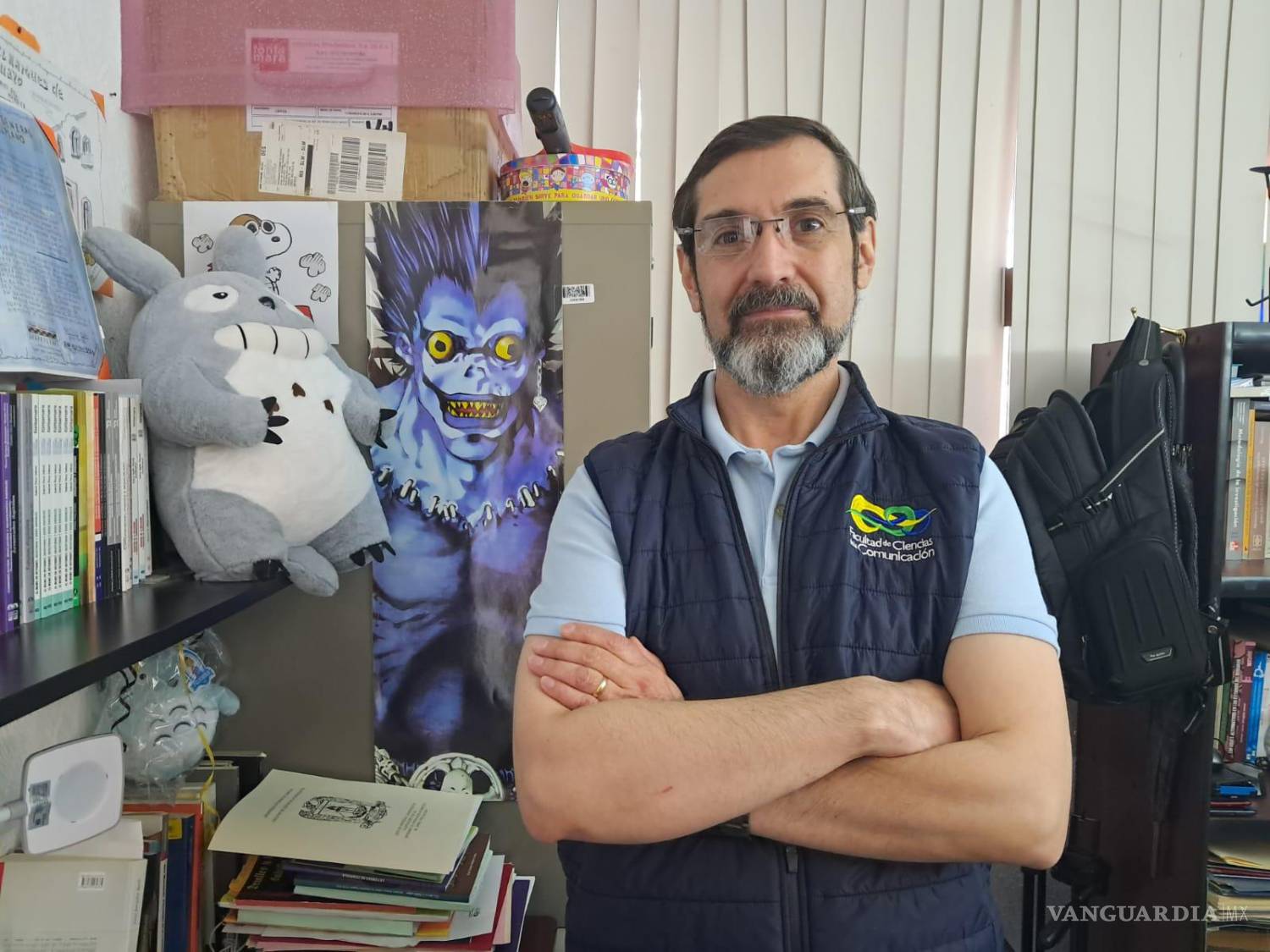 $!El Dr. Gabriel Pérez, profesor investigador de la Facultad de Ciencias de la Comunicación de la UAdeC, explicó cómo los algoritmos y la lógica de las plataformas digitales influyen en la visibilidad del fenómeno.