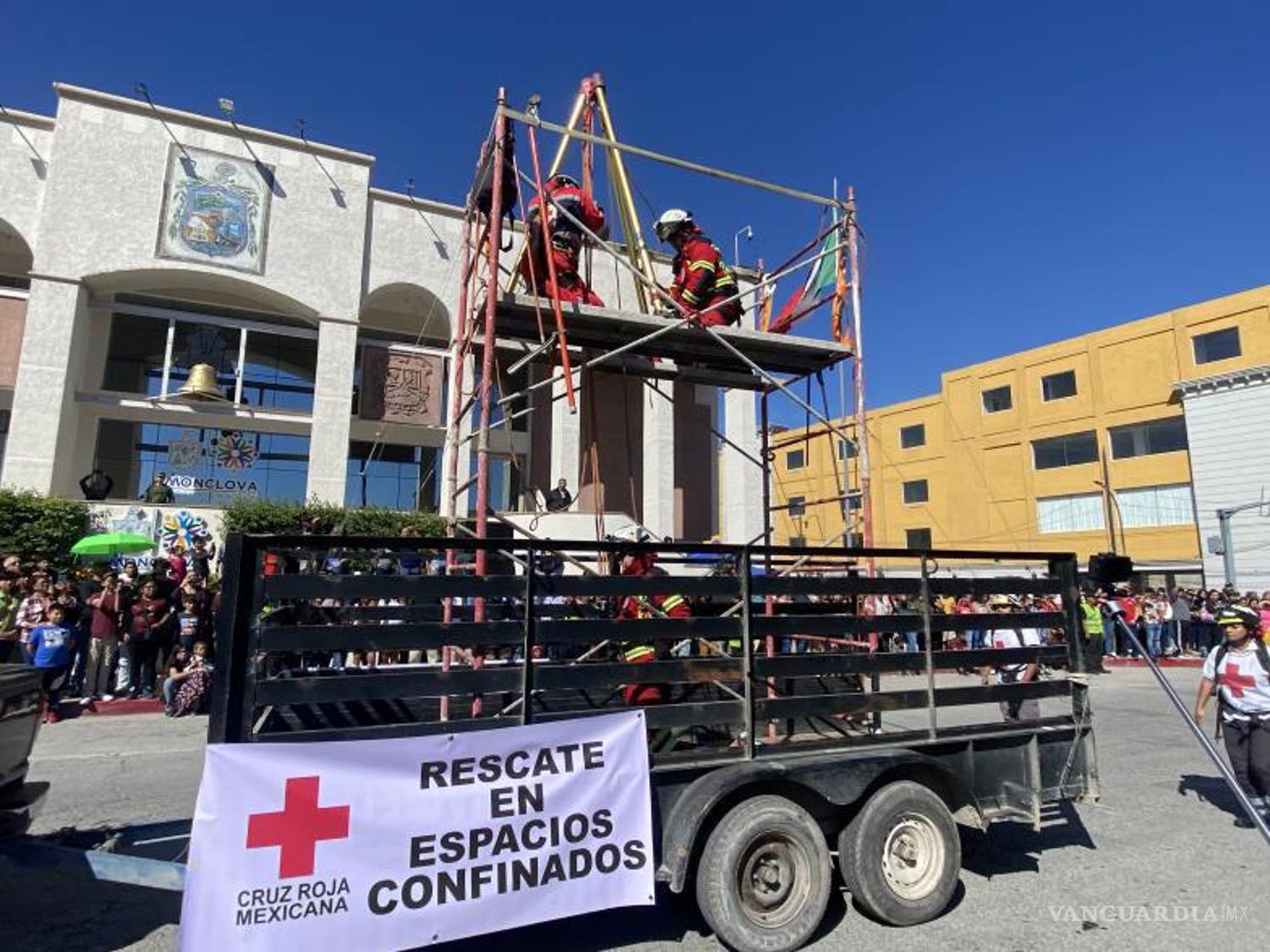 $!La comunidad se hace presente con más de 2 mil 000 personas formando parte de los contingentes.
