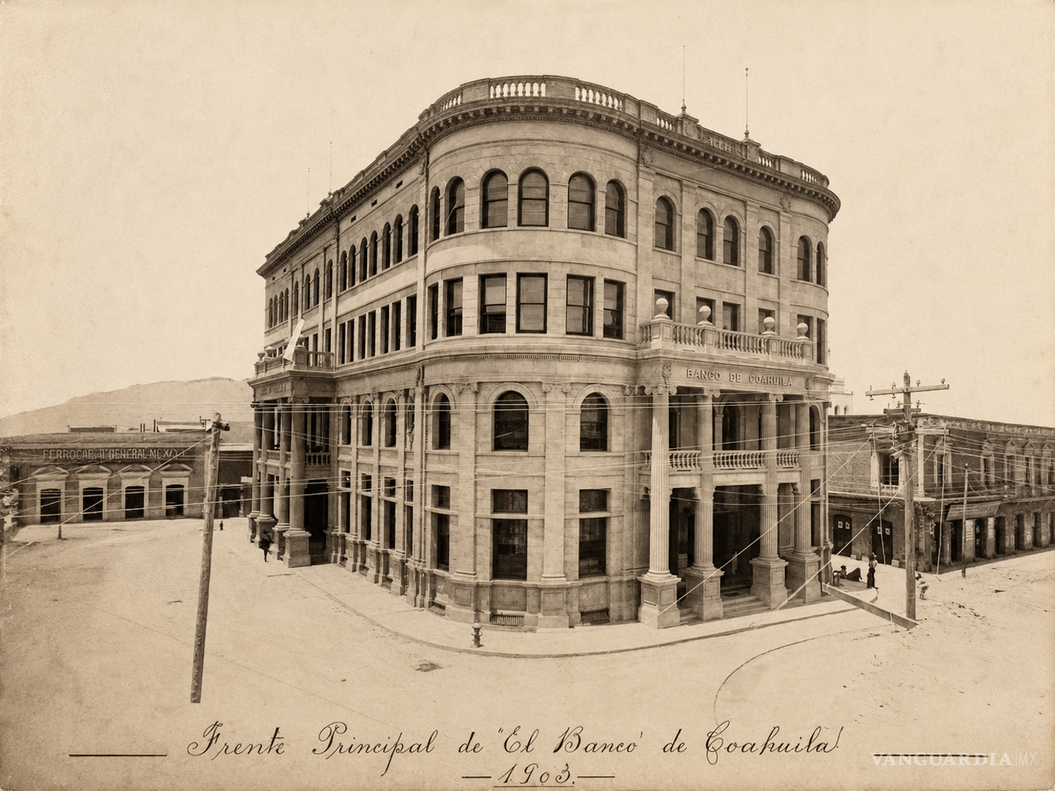 $!El Banco y Hotel de Coahuila, fotografiado en 1903, fue uno de los edificios más altos y relevantes del Saltillo de su tiempo. Construido con cantera café y dotado de tres pisos, fue demolido en 1965; hoy su escala sólo puede reconstruirse mediante imágenes y relatos.