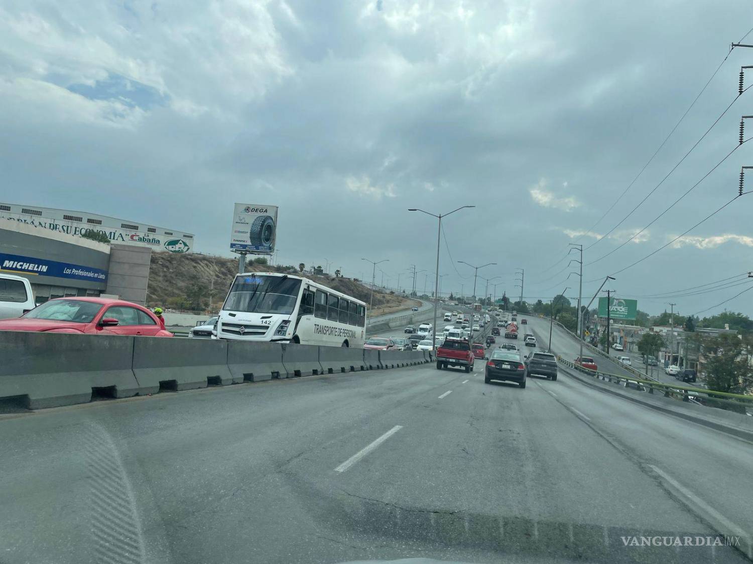 $!Las filas de vehículos (de sur a norte) por LEA llegaban desde el bulevar Jesús Valdés Sánchez hasta más arriba de J. Mery.