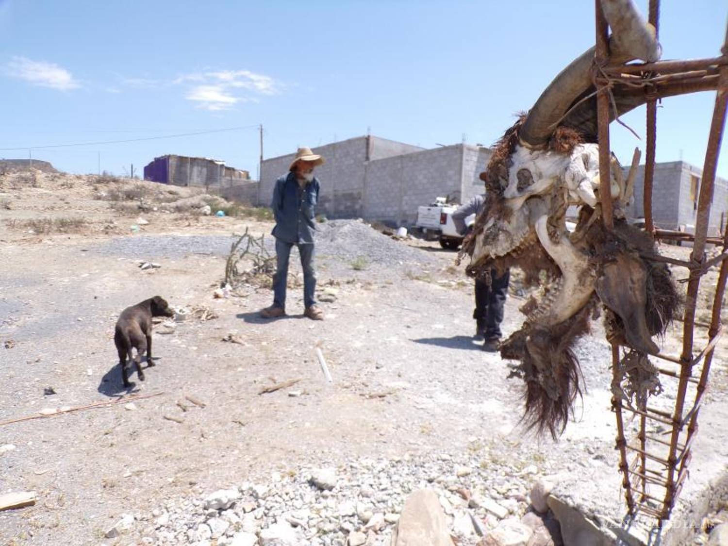 $!Al lugar acudió “la autoridad” para atender el llamado de don Memo; solo le aconsejaron que pusiera una denuncia.