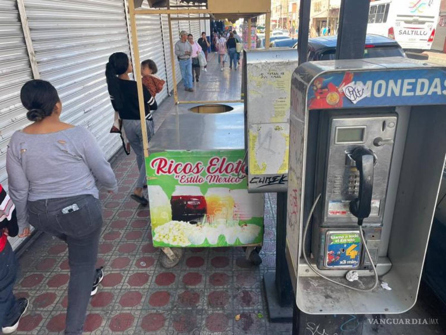 $!En la calle Pérez Treviño se observó que el peatón por momentos tiene disponible solo media banqueta.