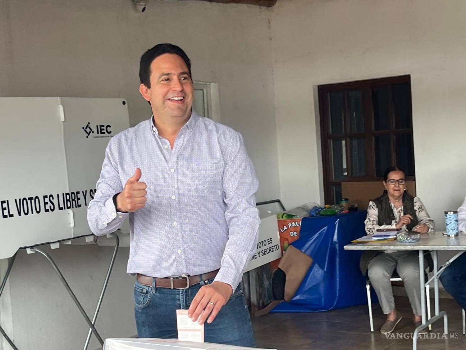 $!El alcalde de Saltillo, Javier Díaz, acudió a emitir su voto en el Colegio Albatros, en la colonia Valle Hermoso, durante la jornada electoral de este domingo.