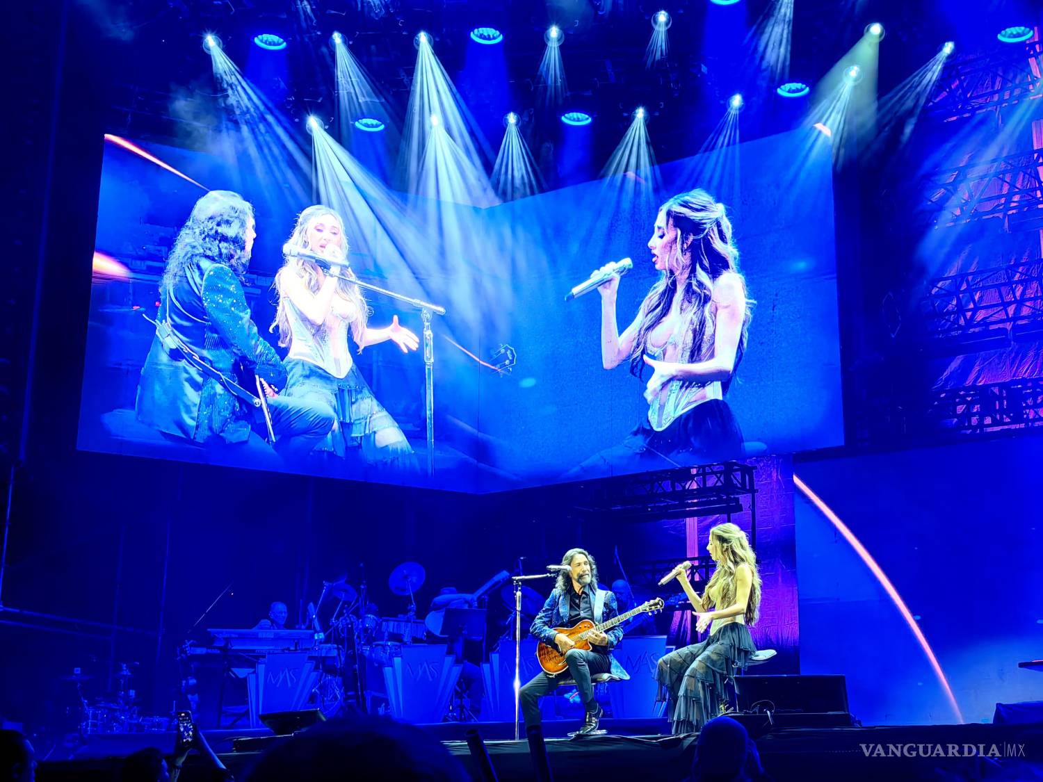 $!Marco Antonio Solís cantando junto con su hija en Saltillo.