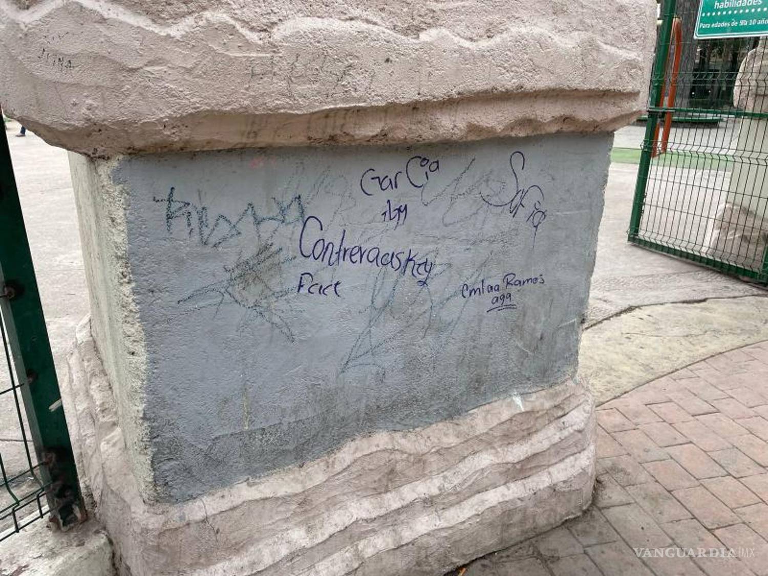 $!La entrada del área de juegos infantiles está marcada por grafitis, un indicio de la falta de mantenimiento en el espacio público.