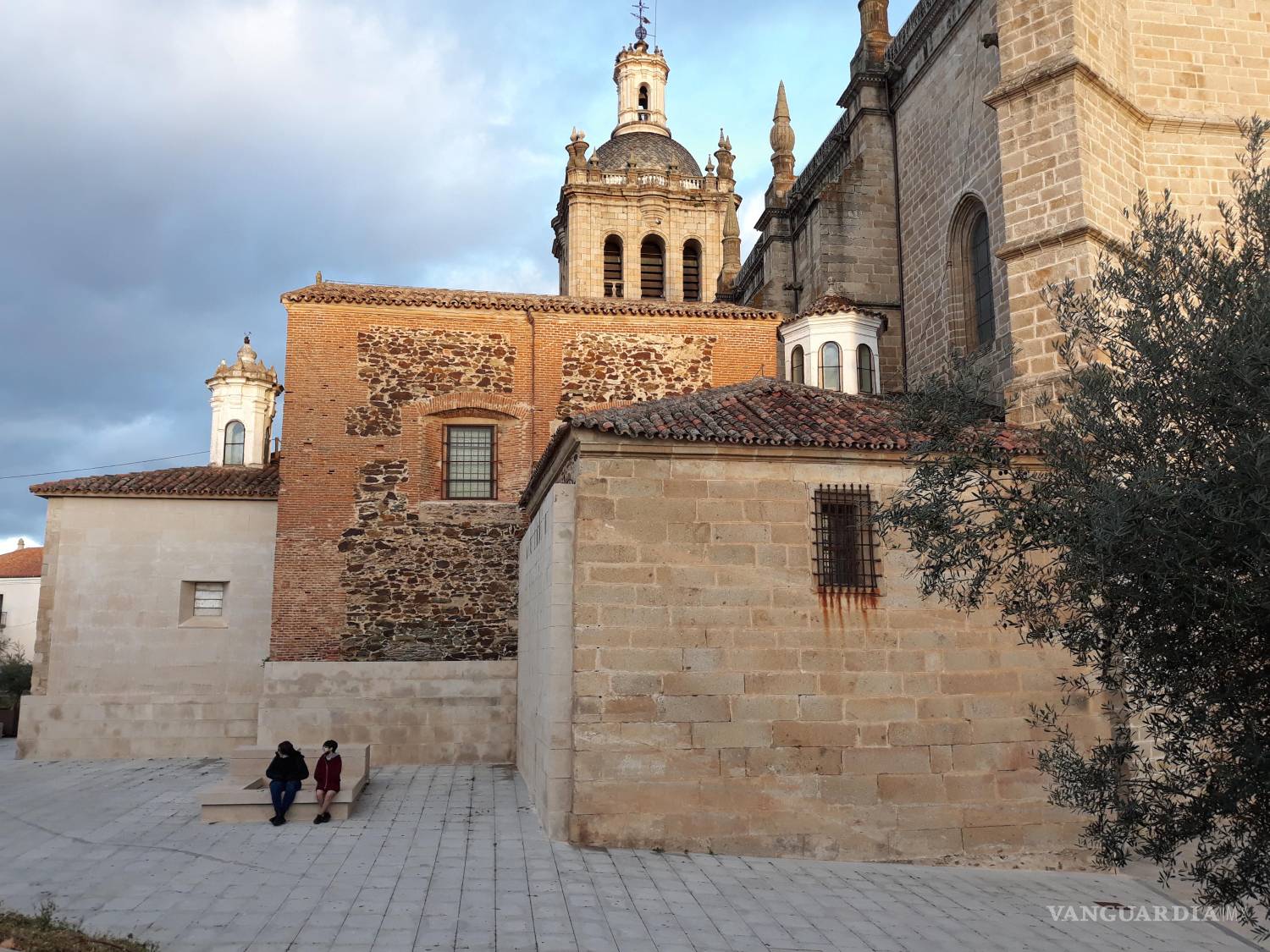 $!La Catedral de la ciudad de Coria , cuyas alas anexas al claustro se observan en la imagen, podría ser el primer templo cristiano de la Península Ibérica.