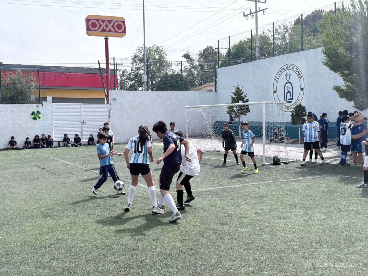 $!Balones, jugadores y los colores nacionales fueron protagonistas de una jornada escolar marcada por la pasión deportiva.