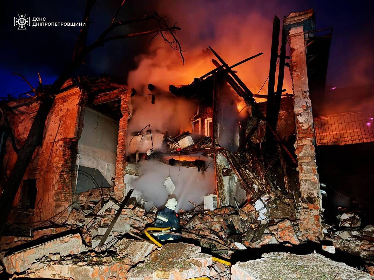 $!Los ataques rusos mataron a al menos nueve personas en una zona residencial de esa ciudad del centro-este de Ucrania, y a otras cuatro en la capital, Kiev, según el último balance publicado en Telegram por el ministro del Interior ucraniano, Igor Klimenko.