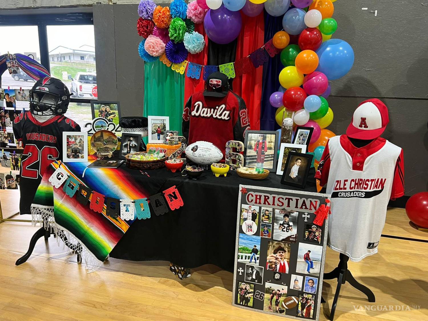 $!El sarape, una prenda favorita de Christian, se convirtió en un elemento central de la decoración en su graduación.