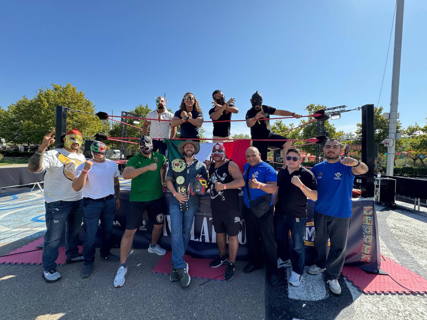 $!Integrantes de Barba Producciones posan en Zaragoza durante el Vive Latino, mostrando la fuerza colectiva con la que Saltillo impulsa el renacer de la lucha libre mexicana.finalme