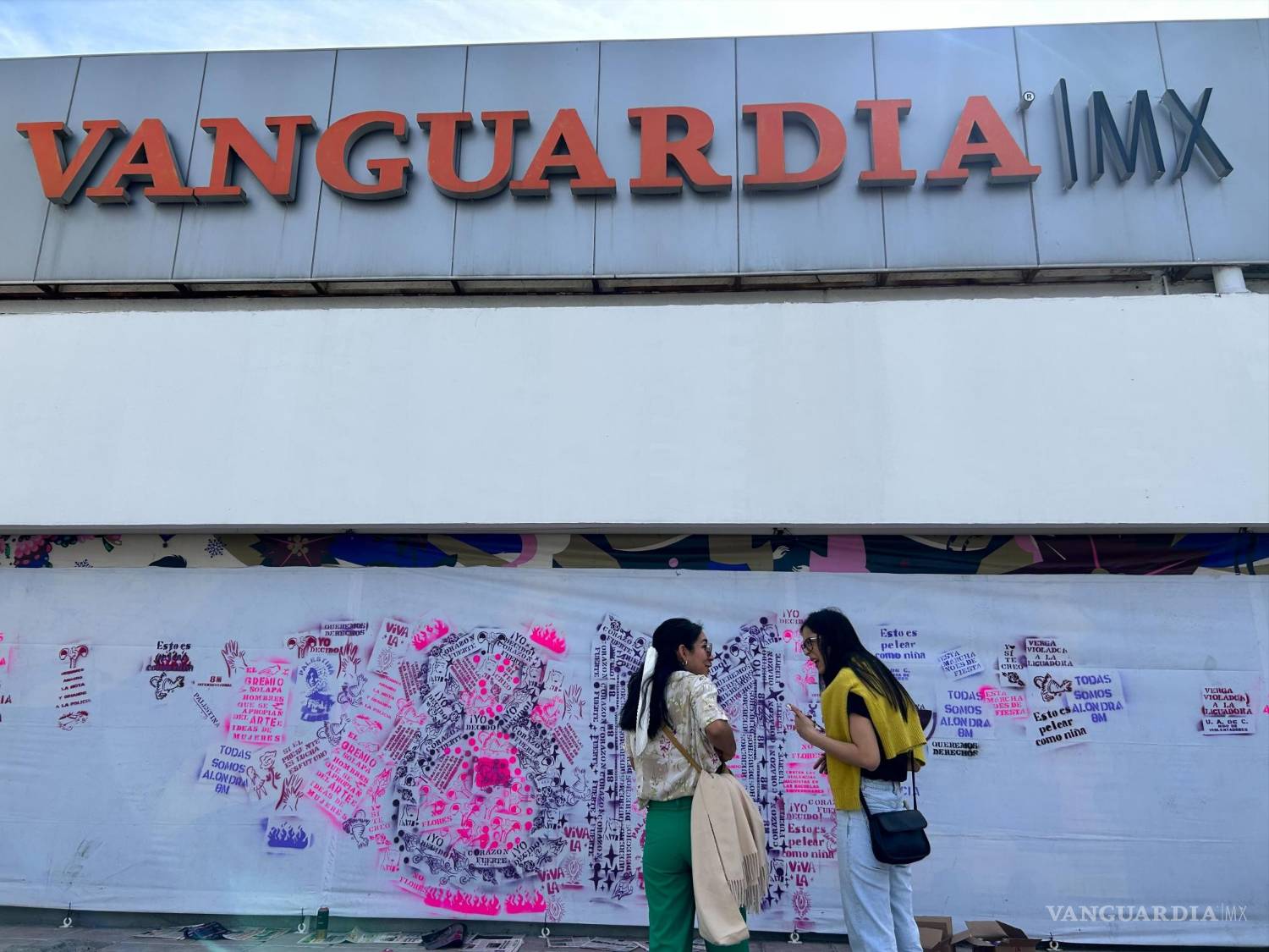 $!Mujeres de Saltillo intervienen la ruta recreativa con mensajes feministas en preparación para el 8 de marzo.