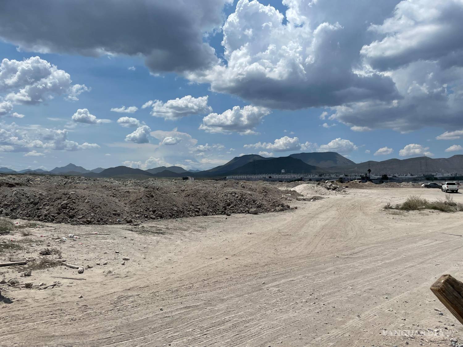 $!El escombrpo será utilizado para formar una plataforma en el terreno, dijo el encargado.