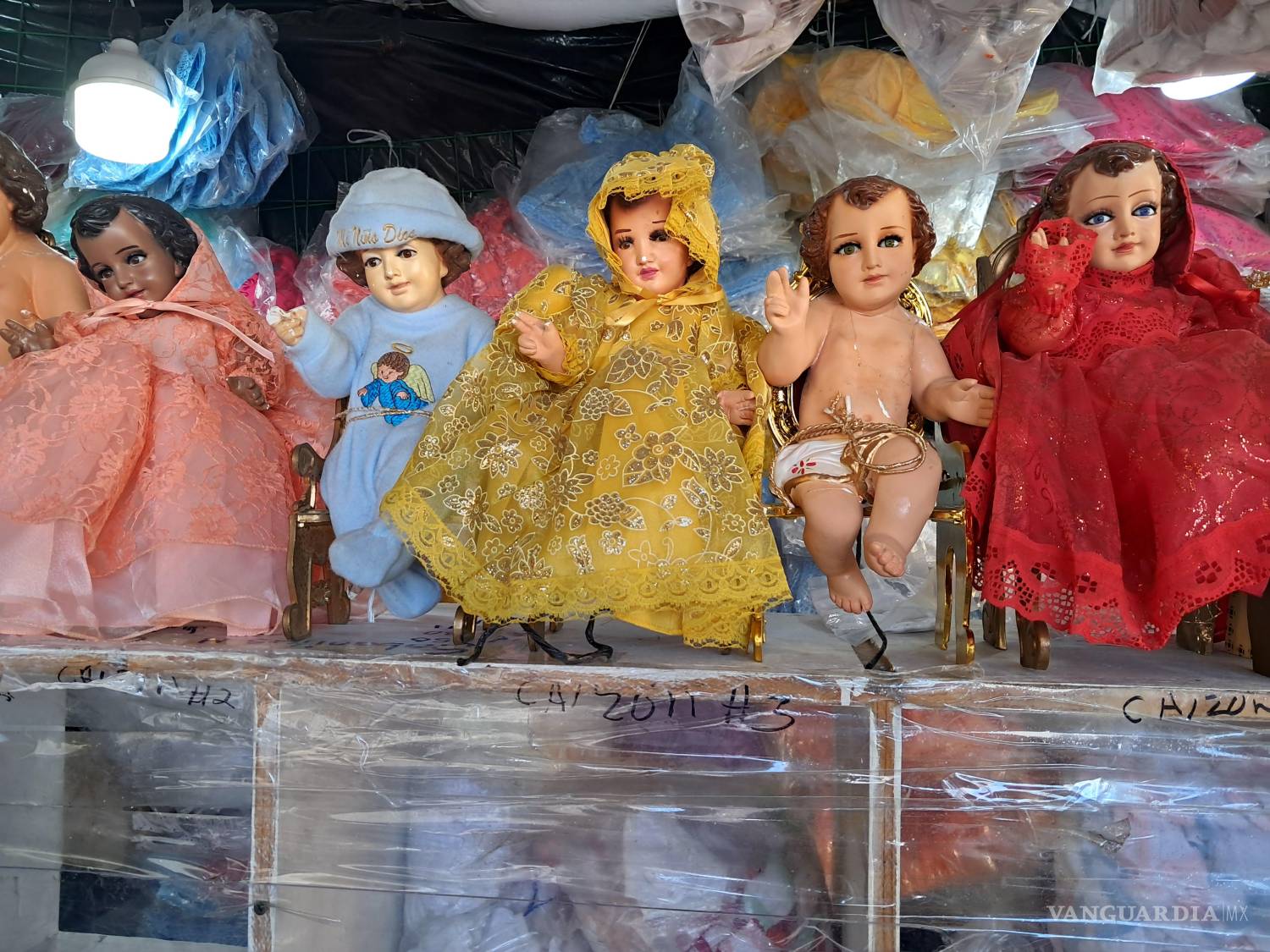 $!Los rosarios y levantadas suelen concluir con una convivencia donde se ofrecen tamales, dulces y café como parte del agradecimiento a los asistentes.