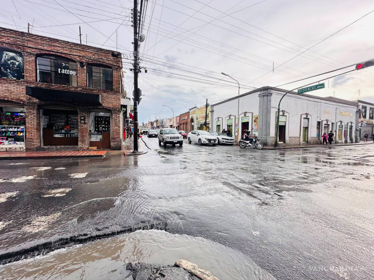 $!Las esquinas de als calles se llenaron de charcos, poniendo en riesgo a las personas.