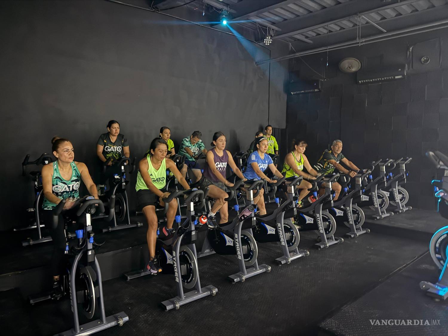 $!La “familia” del “Gato” Araiza no solo se limita a entrenar en las pistas.