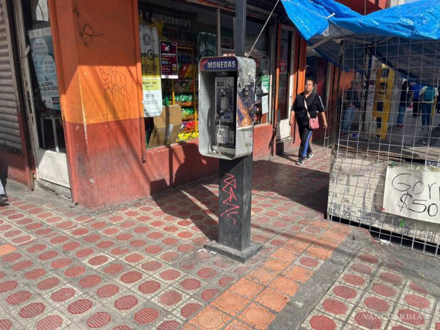 $!El retiro de teléfonos puede abonar a la liberación de espacios para el peatón.