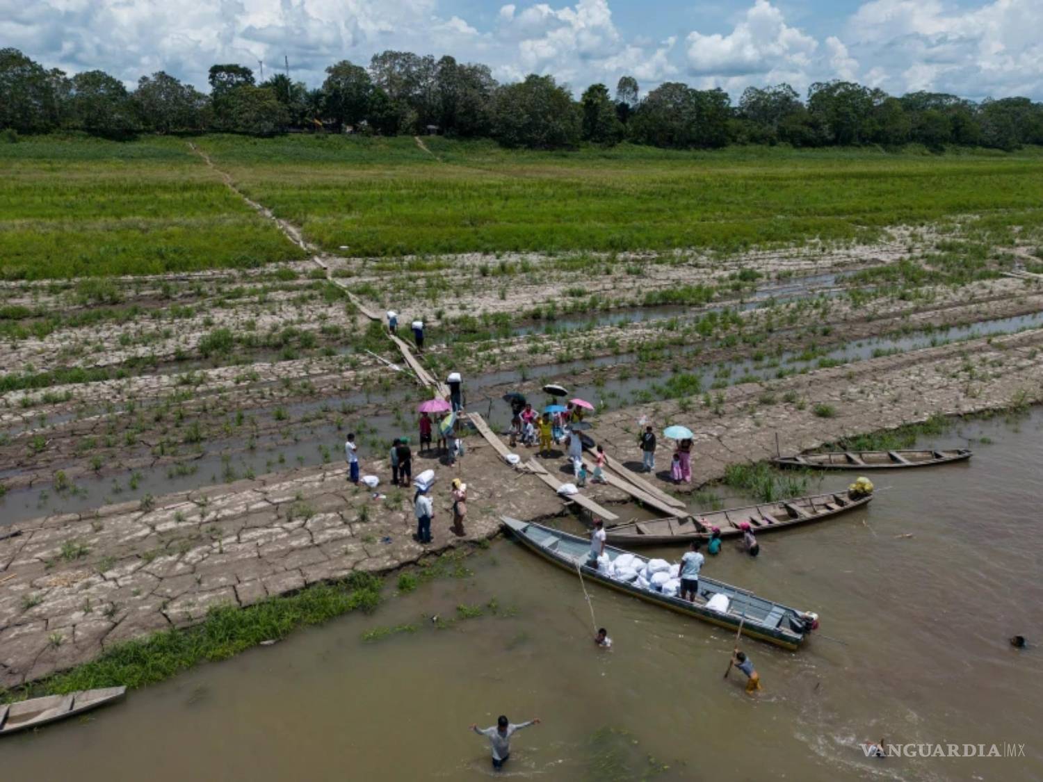 $!Miembros de la comunidad indígena Tikuna reciben ayuda de una ONG debido a la sequía que azota el río Amazonas en Santa Sofía, Colombia, el 20 de octubre de 2024.
