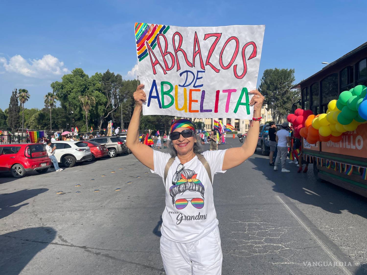 $!Con ternura y convicción, Marisela se hizo presente en la manifestación portando un pañuelo multicolor y un mensaje claro: las abuelas también luchan por la inclusión y el respeto.