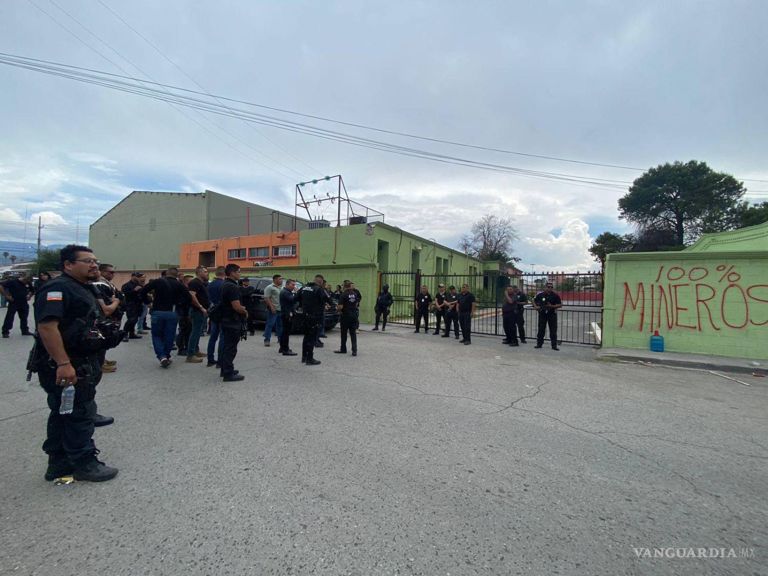 $!La policía se mantuvo a la expectativa demasiado tiempo.