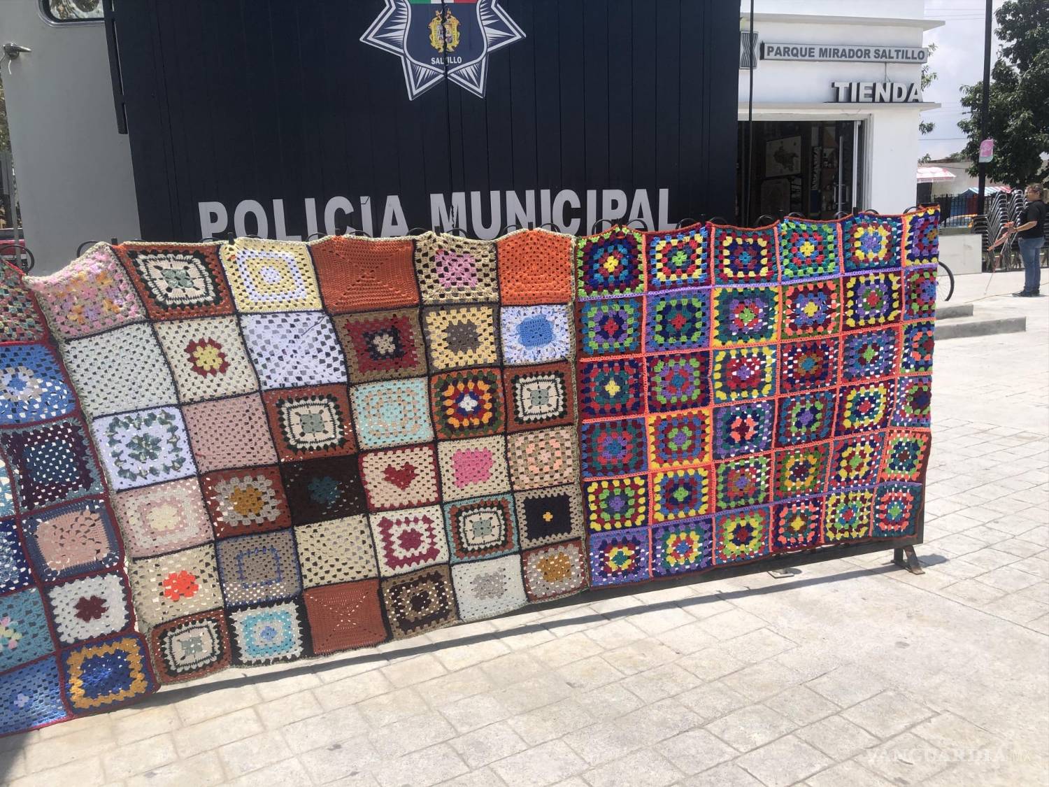 $!Tejen por una buena causa: Conoce al colectivo Graffiti Tejido Urbano Coahuila